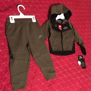 Nike tech pack jogging suit 24 mos